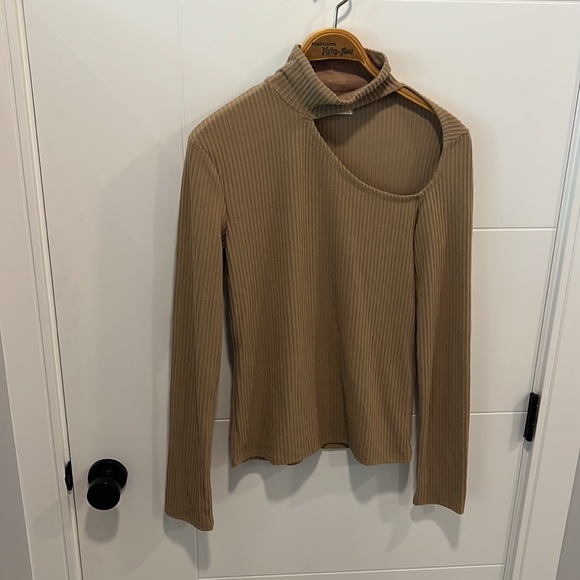 🇺🇸 Oak + Fort long sleeve peek-a-boo shoulder cut out top size medium - Picture 3 of 11